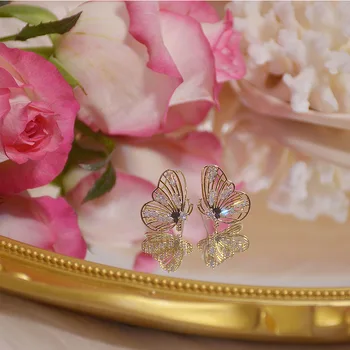 Güzel Kelebek Çiviler Küpe Parlayan Zirkon Küpe bayan Charm Düğün Aksesuarları Butik Takı yıldönümü hediyesi